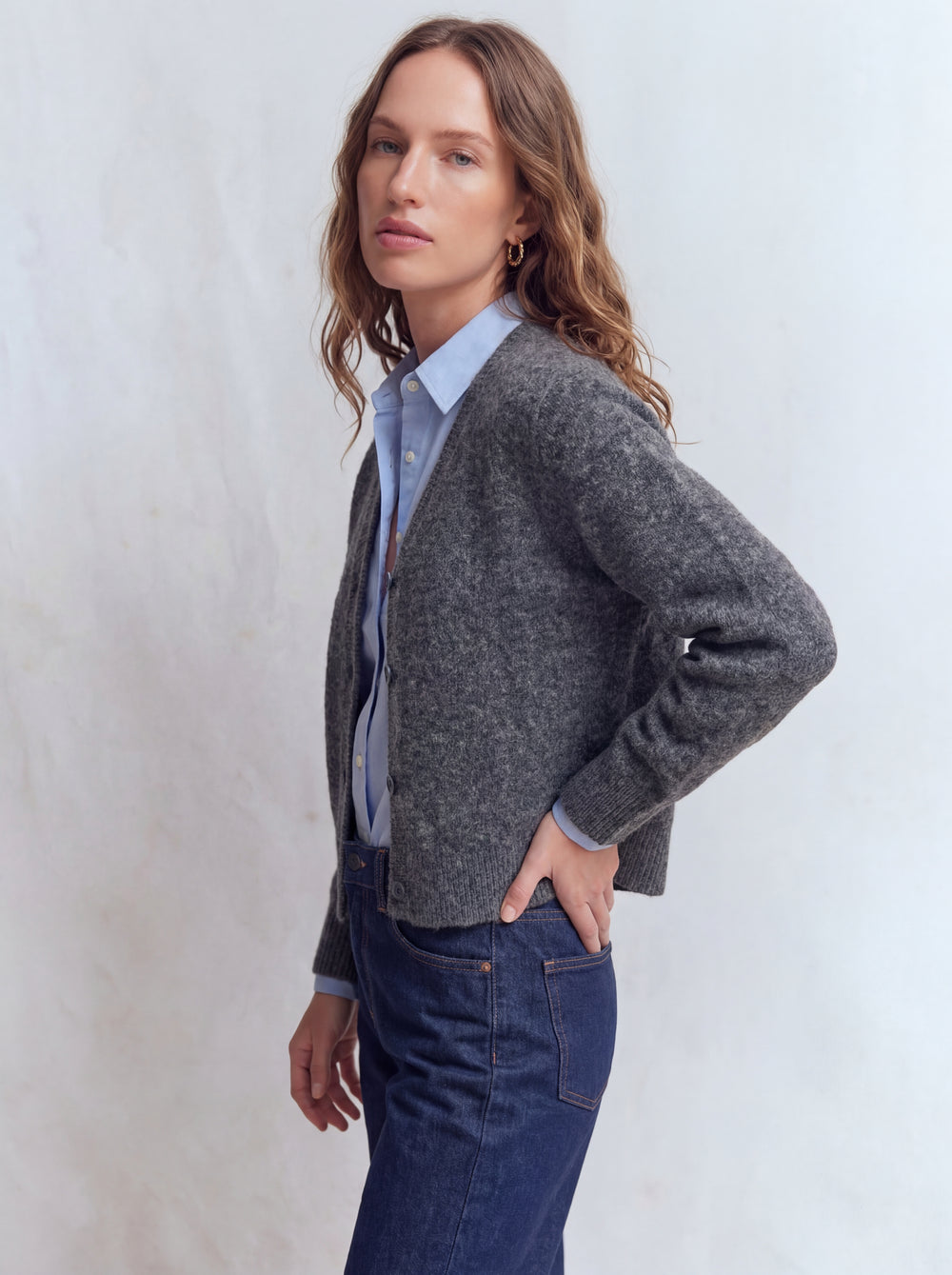 V YAKA YUMUSAK DOKULU TRIKO HIRKA FUME