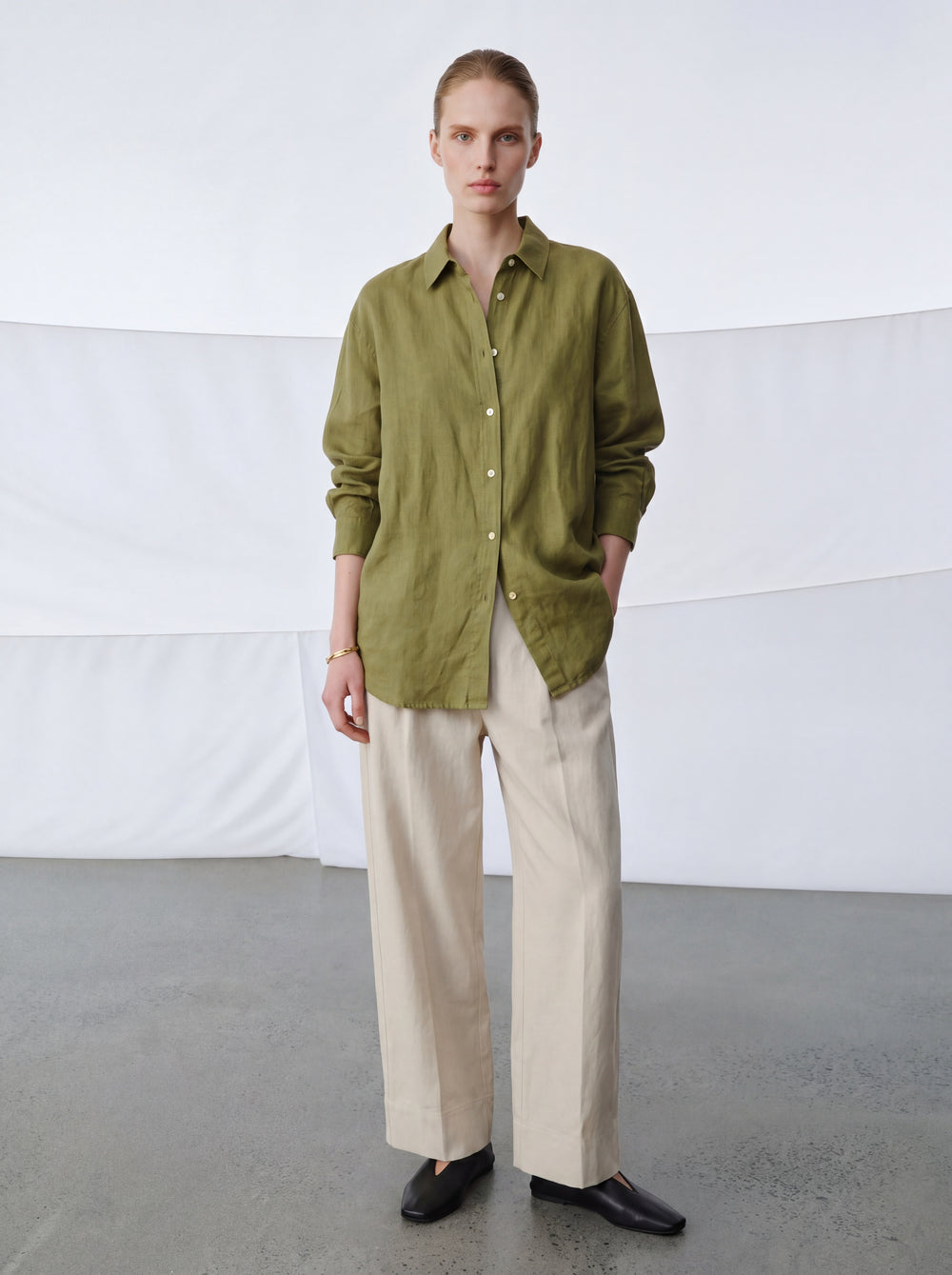 DOKUMLU %100 YIKANMIS KETEN GOMLEK OLIVE