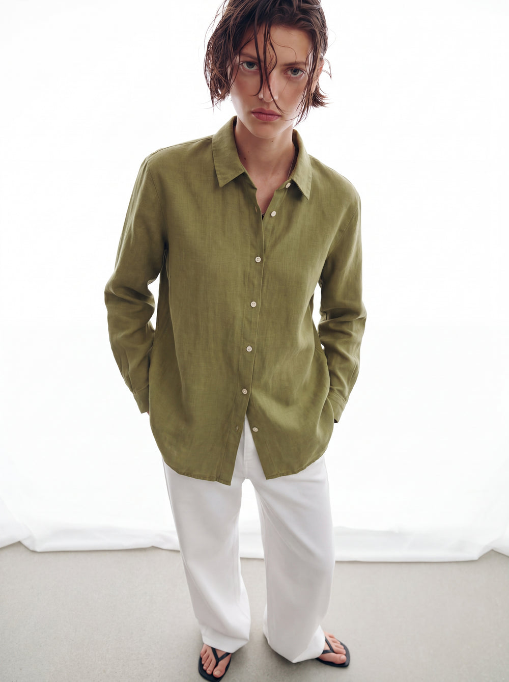 DOKUMLU %100 YIKANMIS KETEN GOMLEK OLIVE