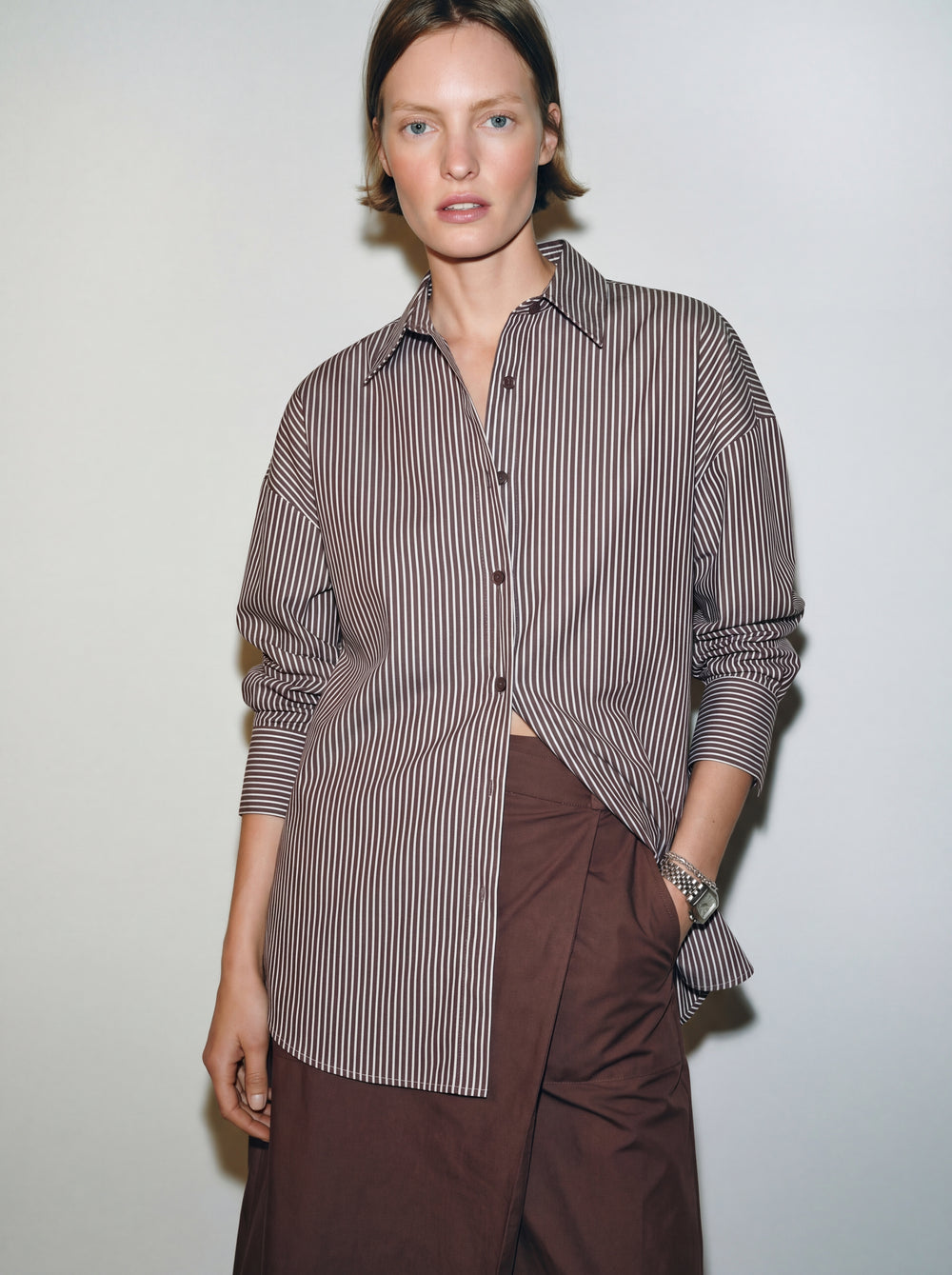 KLASIK YAKA OVERSIZE CIZGILI POPLIN GOMLEK KAHVE