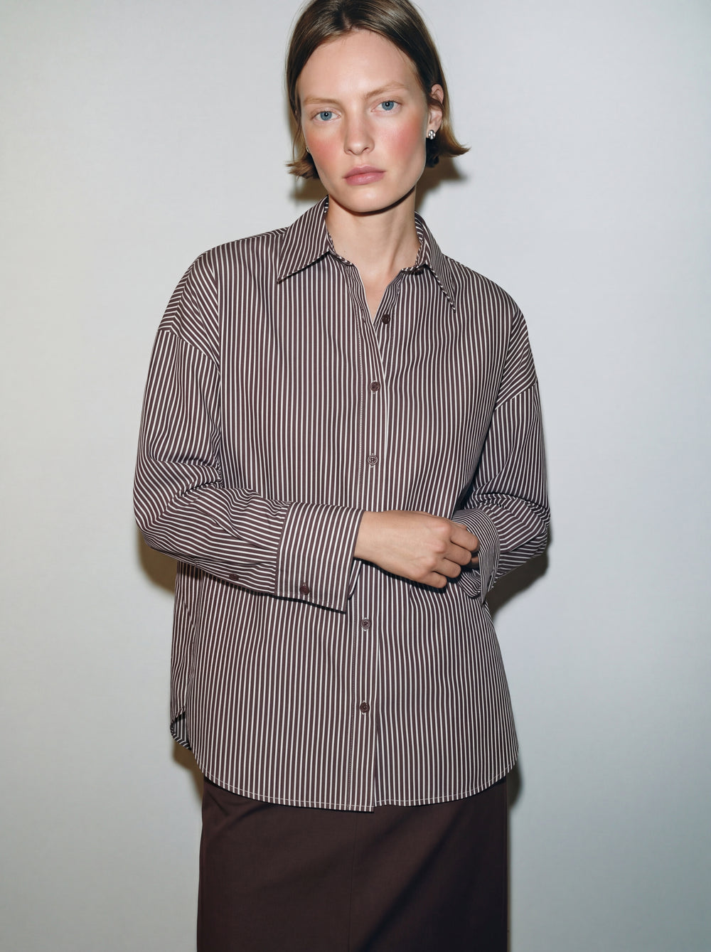 KLASIK YAKA OVERSIZE CIZGILI POPLIN GOMLEK KAHVE