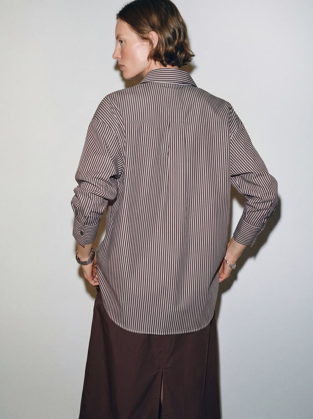 KLASIK YAKA OVERSIZE CIZGILI POPLIN GOMLEK KAHVE