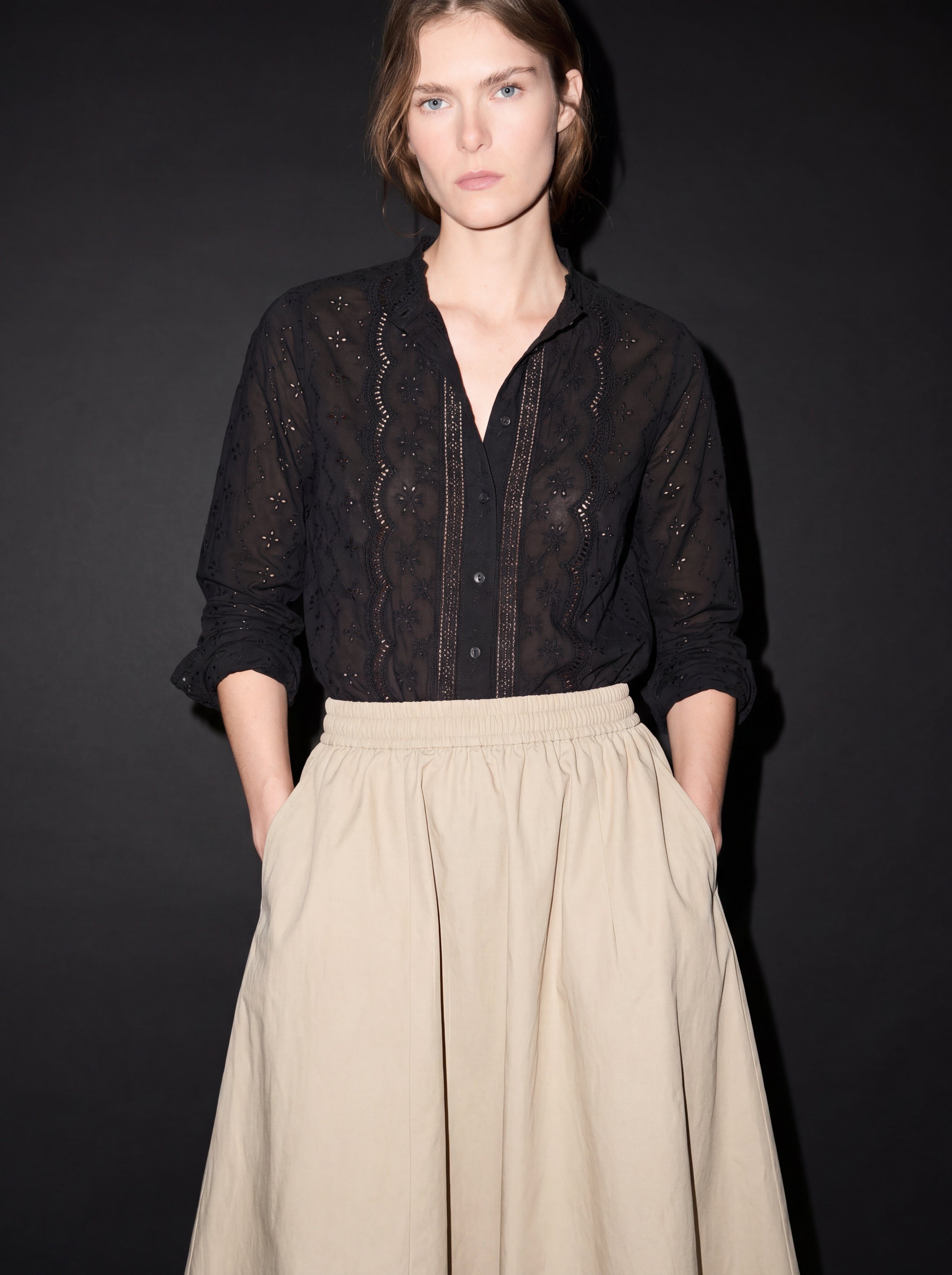 MARIA DANTEL DETAYLI FIRFIRLI PAMUK GOMLEK SIYAH