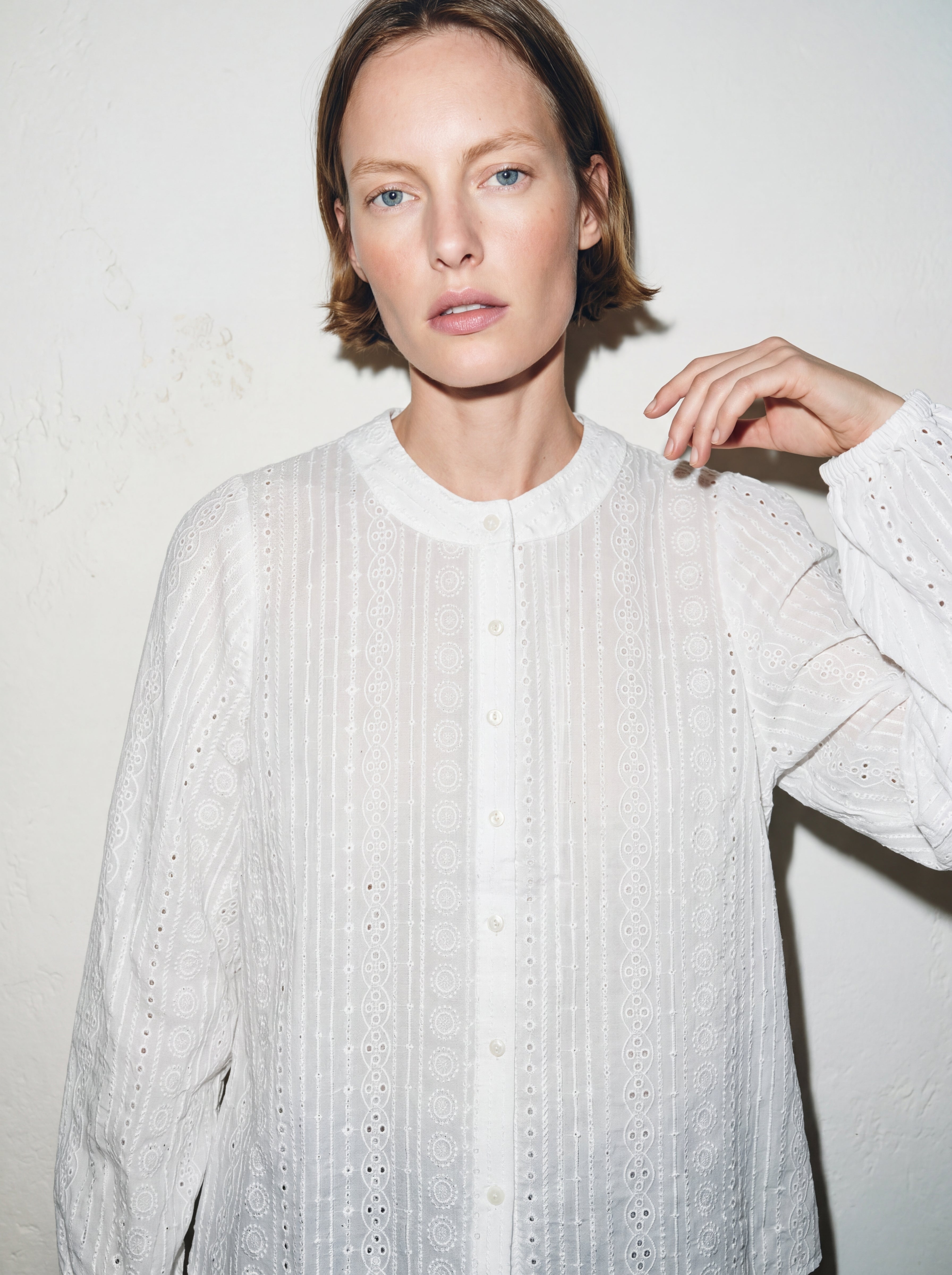 EDITH STANDARD COLLAR HOLE HEAT SHIRT
